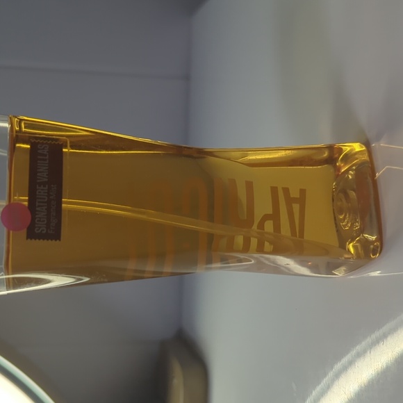 Rare Apricot Signature Vanilla Fragrance Mist with Silver Cap - Picture 3 of 4